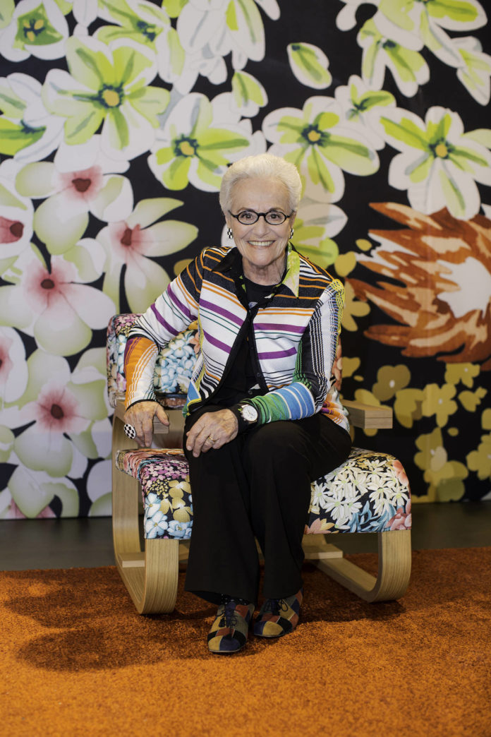na vita all’insegna dell’eleganza e della bellezza quella di Rosita Missoni che l’ha vista per 60 anni alla guida, con il marito Ottavio, della Missoni Spa. Donna colta, tenace e curiosa, alla costante ricerca di una bellezza mai scontata e prevedibile, Rosita Missoni è legata a un’idea di casa in continua evoluzione e movimento. “Le cose - ci dice - devono innanzitutto attrarre e poi avere un’anima. Sono un’assidua frequentatrice di mercatini dove mi capita di trovare pezzi interessanti che possono dare quel tocco di vivacità all’ambiente domestico. La bellezza si trova ovunque, non solo nelle ultime proposte di design ma anche in quegli oggetti che pur avendo qualche anno sono ancora attualissimi. Penso ad esempio al lavoro di Gio Ponti o alle sedie di Hans Wegner, indistruttibili e di una comodità incredibile”. Arredare secondo Rosita Missoni significa quindi “creare un habitat strutturato ma anche informale, versatile, accogliente e soprattutto libero. Libera come in fondo è stata sempre la nostra moda che ha lasciato alle persone molta libertà di assemblare pezzi diversi, all’insegna della filosofia del put together”. Le nuove collezioni MissoniHome riflettono questa idea di casa e al contempo pongono in evidenza la passione di Rosita Missoni per i viaggi e per la natura: “Ho imparato ad amare il paesaggio e la natura da bambina, quando mio nonno mi ha insegnato ad apprezzare la bellezza del Monte Rosa. È un amore, quello per la natura, che non mi ha mai abbandonato: ogni casa che ho abitato ha avuto un giardino, selvaggio per la precisione, ricco di piante diverse, molte delle quali acquistate da me e Ottavio durante i nostri viaggi”. Un inno alla bellezza della natura è la nuova Collezione Springtime dove il colore sboccia nelle sue molteplici emozioni e con diversa intensità. Nordic Fantasy con le sue allegorie botaniche giocose e dilatate, bacche e fiori, foglie e soffioni, invita invece a un viaggio nel nord incontaminato, alla scoperta della tradizione Sami fatta di toni glaciali e di colori accesi e puri, interpretata secondo lo stile Missoni.
