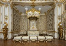 Versailles ritrova la sua seta: la camera del Re torna al 1789 grazie a un’antica manifattura lionese