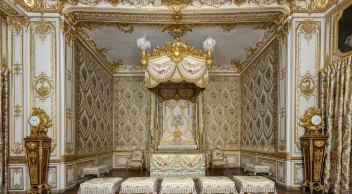 Versailles ritrova la sua seta: la camera del Re torna al 1789 grazie a un’antica manifattura lionese